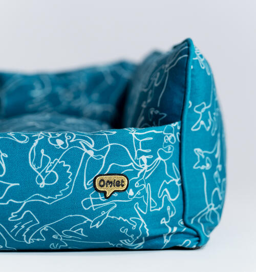 Close up van Omlet nest bed in de doodle hondenprint