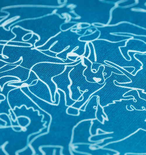 Close-up van met de hand getekend blauw hondenbed