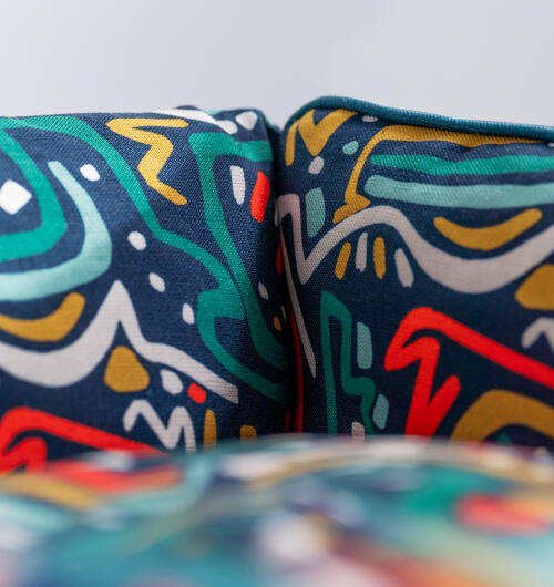 Close up van xoomies print op het nest hondenbed