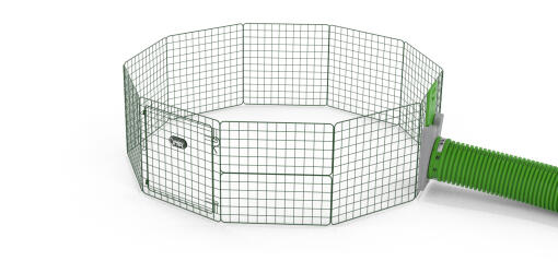 Een laag compact speelhok voor cavia's met een Zippi tunnel eraan vast