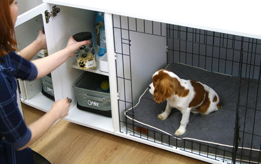 Bewaar ook de traktaties voor puppytraining veilig in de kast van de Omlet Fido Studio s