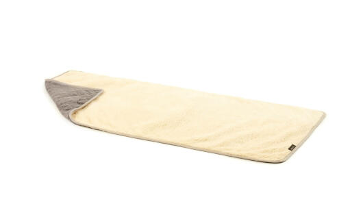 Een grijs en crèmekleurige pluche deken, maat 36