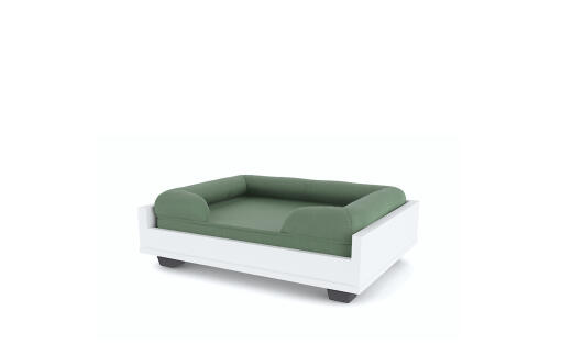 Een groen traagschuim bolsterbed op een Fido sofa, maat 24