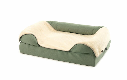 Pluche grijs en bont deken op een groen bolster bed 36