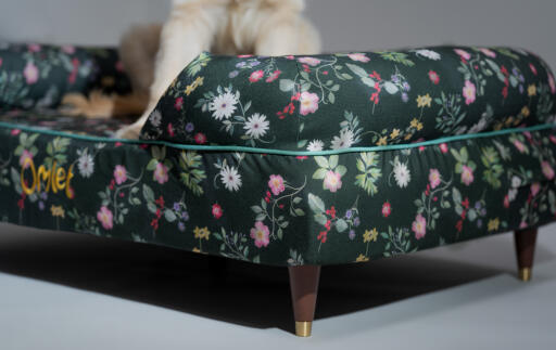 Een close up van het midnight meadow bolster hondenbed