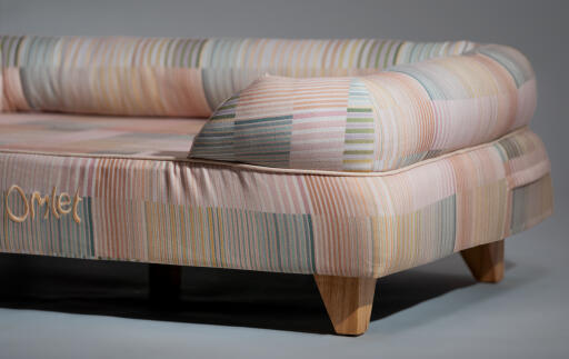 Een close up van het pawsteps natuurlijke bolster hondenbed