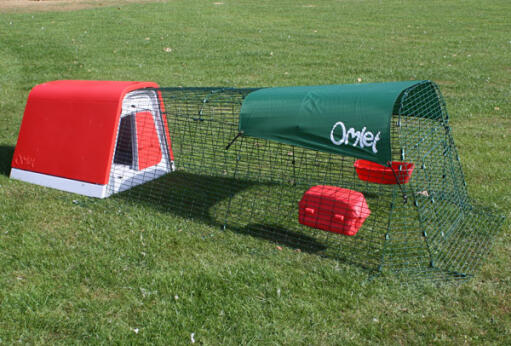 Rood Eglu Go in de zomer met schaduwdoek en ren