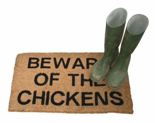 Pas op voor de kippen deurmat met laarzen