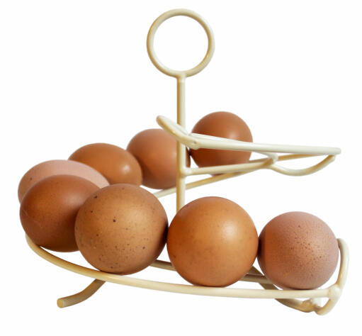 Een crèmekleurige eierhelter met veel eieren erop