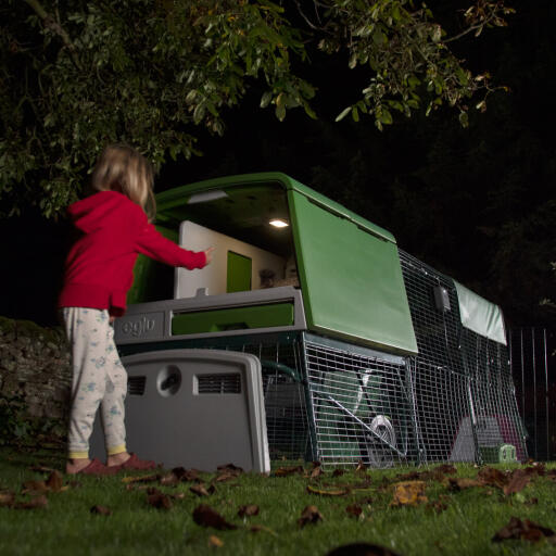 Meisje met Omlet groen Eglu Cube groot kippenhok en ren