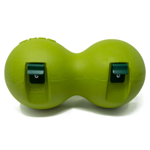 De achterkant van de Omlet green grub feeder voor kippen