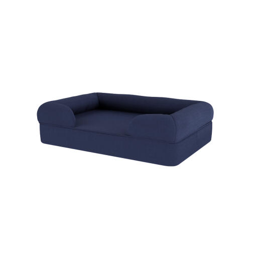 Een donkerblauw traagschuim hondenbed.