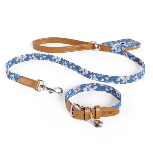 Hondenriem, halsband en poepzakhouder in blauwe gebloemde gardenia porseleinprint van Omlet.