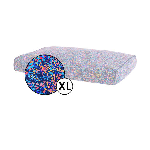 Extra large kussenhoes voor hondenbed in patterpaws neon print van Omlet.