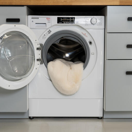 Hondendeken van schapenvacht in de wasmachine