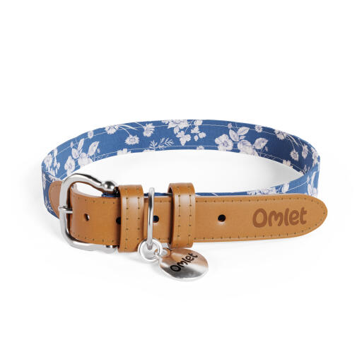 Grote hondenhalsband in blauw gebloemde gardenia porseleinprint van Omlet.