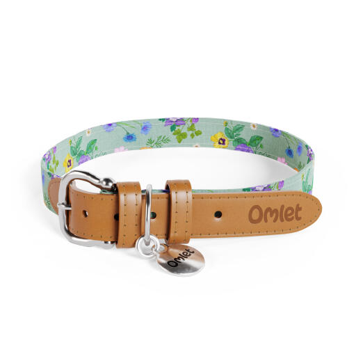 Grote hondenhalsband in groen en veelkleurige bloemen gardenia sage print van Omlet.