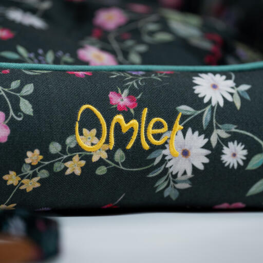 LoGo detail op een Omlet nestbed in het middernachtsweidepatroon
