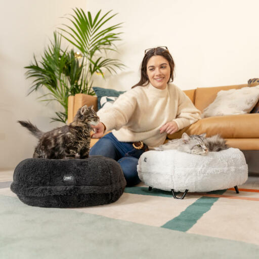De Maya kattenmand is verkrijgbaar in twee verfijnde kleuren, en is petite zodat het past in elke woning, ideaal voor huishoudens met meerdere katten