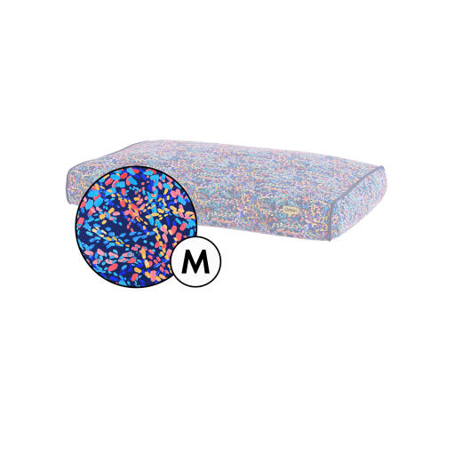 Medium kussenhoes voor hondenbed in patterpaws neon print van Omlet.