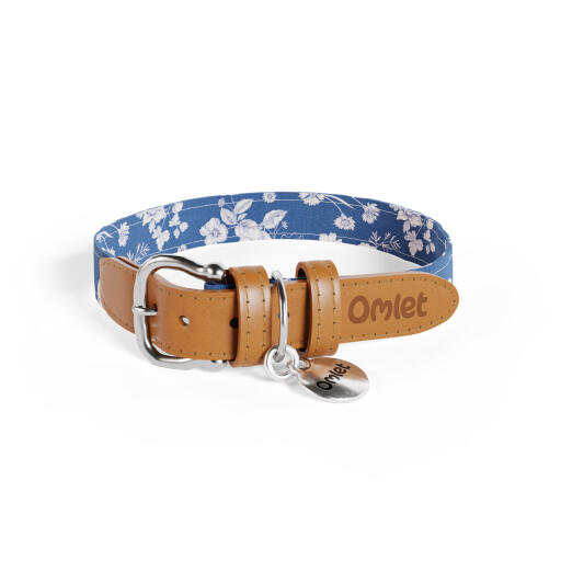 Medium hondenhalsband met blauwe bloemen gardenia porselein print van Omlet.