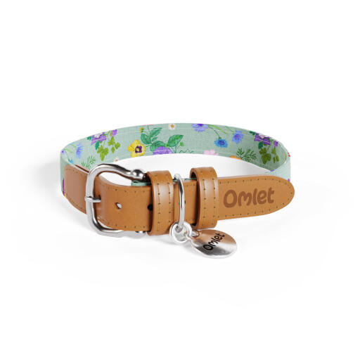 Middelgrote hondenhalsband in groen en veelkleurige bloemen gardenia sage print van Omlet.