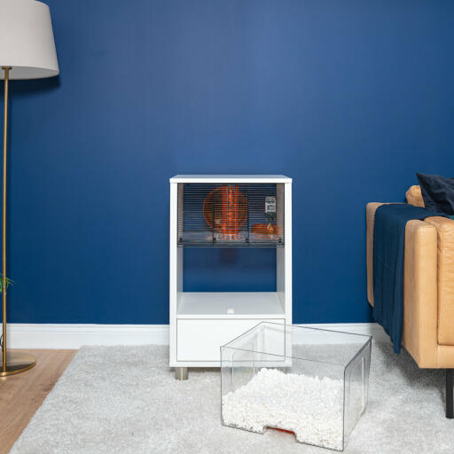 Moderne witte hamsterkooi in een woonkamer