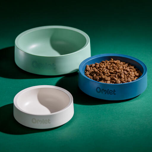 Drie maten en kleuren van de Omlet collectie hondenbakken