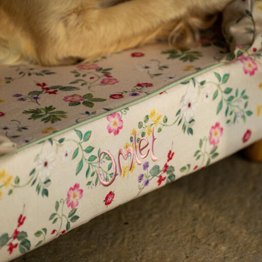 Close up van het bolsterbed ochtend weide print