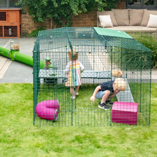 Kleine jongen en meisje in hun Omlet Zippi ren met een cavia, Omlet Zippi platforms, Zippi cavia schuilplaats en tunnel