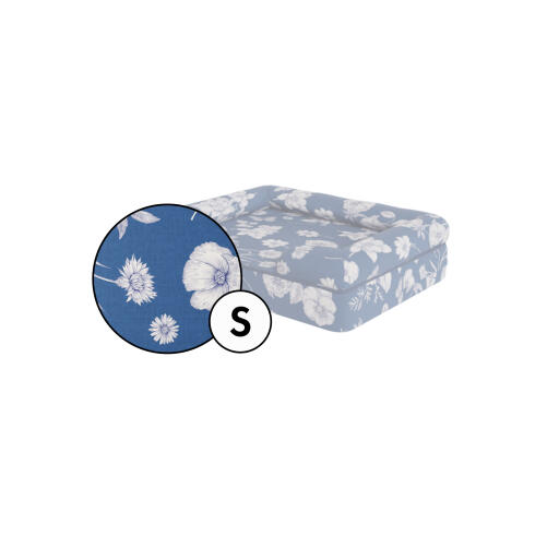 Kleine bolster hondenbedovertrek in blauw gebloemd gardenia porselein print van Omlet.