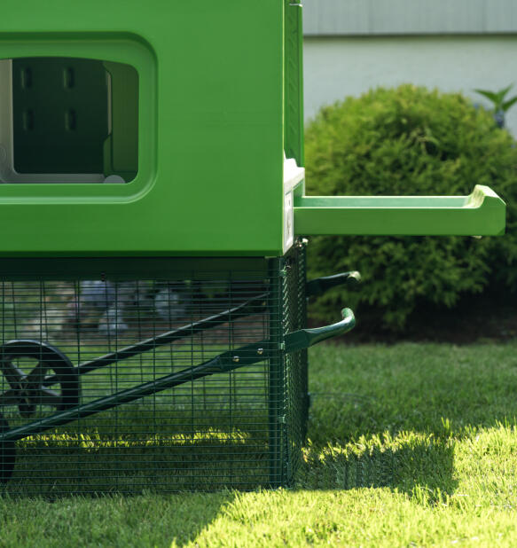 Zijaanzicht van een Eglu Cube in een tuin