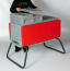 Persoon met afdekplaat voor Beehaus met rood Beehaus Persoon met afdekplaat voor Beehaus met rood Beehaus