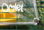 Close-up van Omlet doorzichtige afdekking en bungeekoorden op een Eglu Cube kippenhok ren