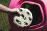 Snugglesafe heatpad wordt in paars Eglu kippenhok gelegd Snugglesafe heatpad wordt in paars Eglu kippenhok gelegd