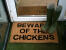 Pas op voor de kippen deurmat met laarzen erop