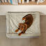 Bovenaanzicht foto van teckel op Omlet Topology hondenbed met gewatteerde topper