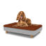 Hond zittend op een medium Topology hondenbed met microvezel topper en houten ronde poten