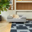 Hond slaapt op Omlet Topology hondenbed met grijze bolster topper en witte haarspeld voeten