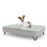 Een puppy rustend op het medium Topology puppybed met zwarte metalen haarspeldvoeten