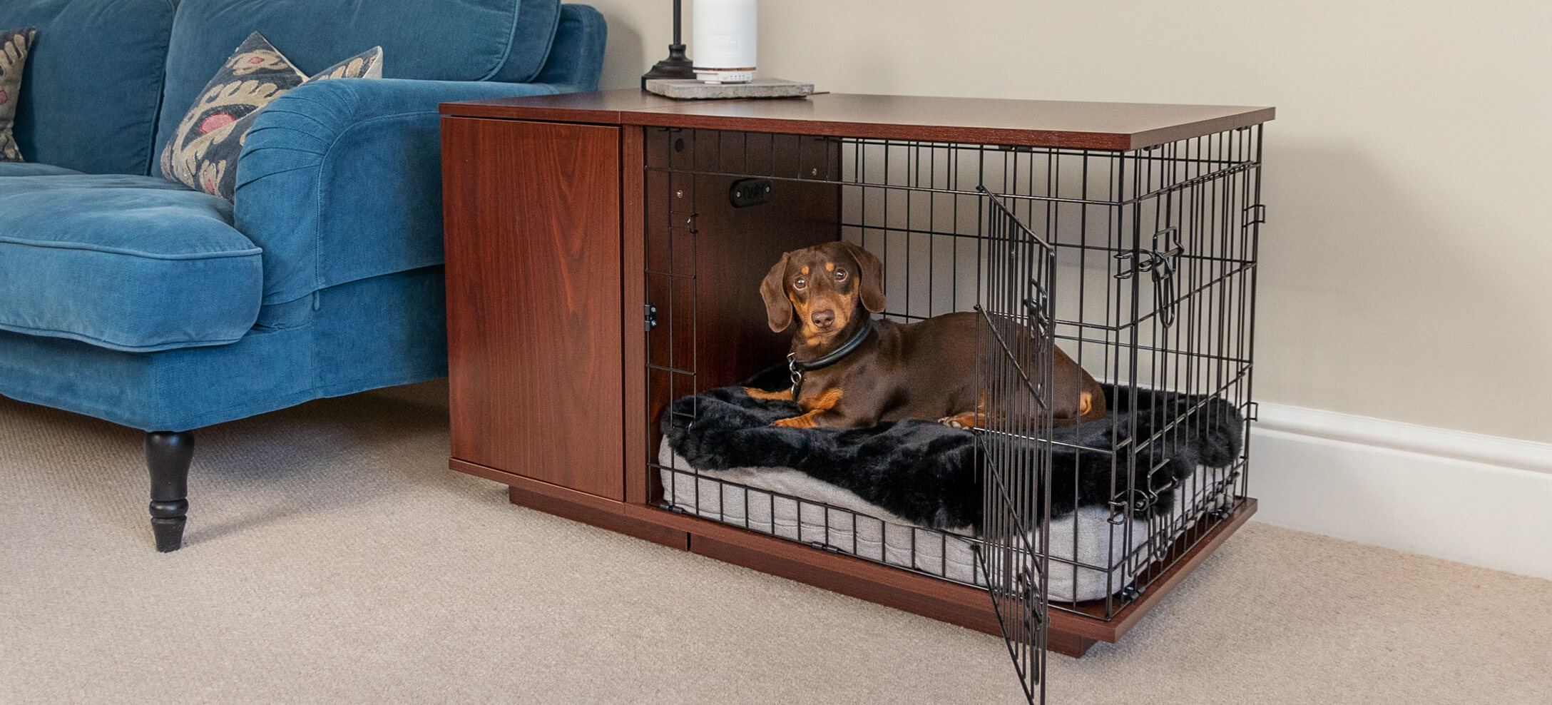 Een bench geeft Fido de veilige ruimte die hij nodig heeft, even weg van de rumoer en hectiek in het gezin.