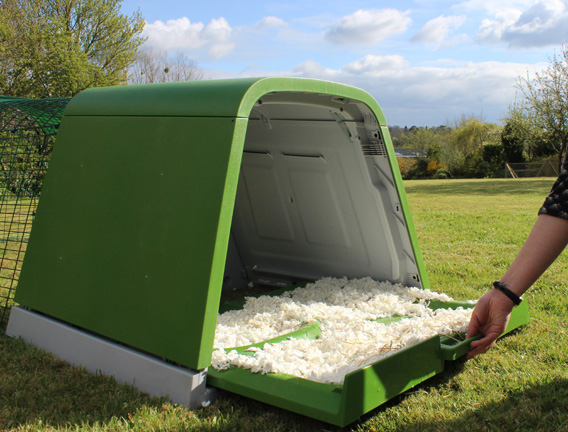 Removing the Eglu Go Rabbit Hutch bedding tray