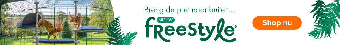 Twee rode katten spelen op de Omlet Outdoor Freestyle kattenpaal