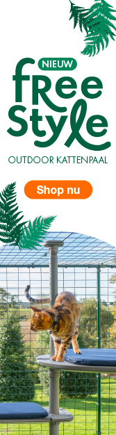 Twee rode katten spelen op de Omlet Outdoor Freestyle kattenpaal