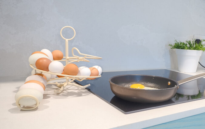 crème egg skelter in een moderne keuken