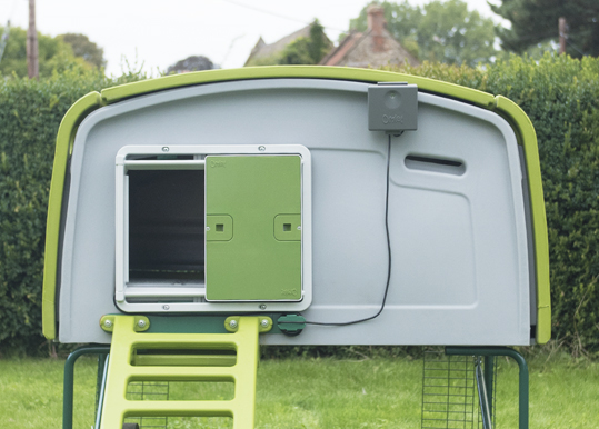  De automatische deur kan ook worden bevestigd aan de Eglu Cube Mk1